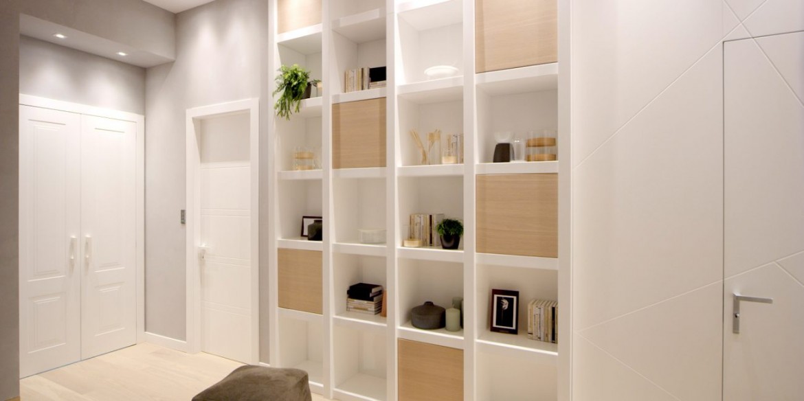 15. LIBRERIA E PORTE LACCATE